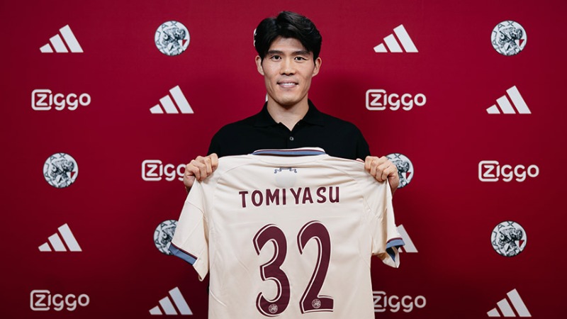 Takehiro Tomiyasu ចែកផ្លូវជាមួយ Arsenal បន្ទាប់ពីរងរបួសរាំរៃ និងបានផ្លាស់ទៅចូលរួមជាមួយ Ajax ដោយ​គ្មាន​តម្លៃ​ខ្លួនទេ (free transfer)