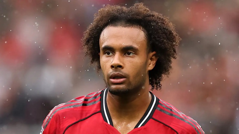 Manchester United បង្អង់ការសម្រេចចិត្តលើអនាគតរបស់ Joshua Zirkzee