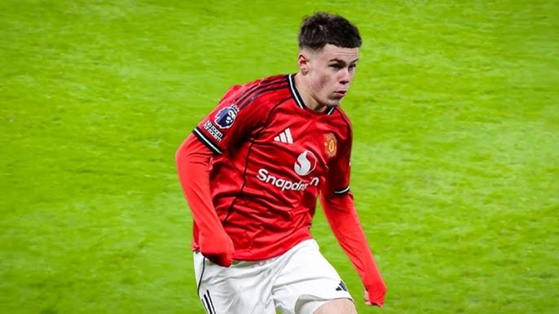Kai Rooney ដែលជាកូនប្រុសបង្កើតរបស់អតីតវីរបុរស Wayne Rooney បង្ហាញខ្លួនជាលើកដំបូងជាមួយ Manchester United ក្នុងជម្រើសក្រុម U18
