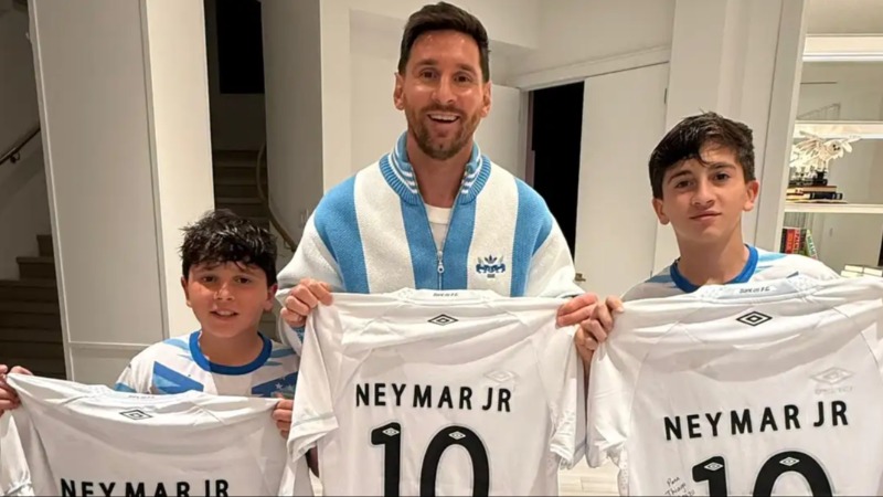 Messi និងកូនៗបានទទួល អំណោយពិសេស ពីអតីតមិត្តរួមក្រុម Neymar​ JR