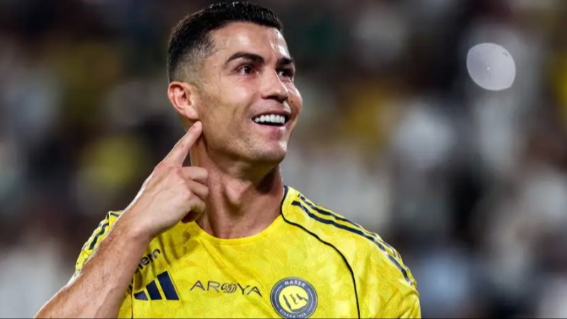 មានពាក្យចចាមអារាមថា Cristiano Ronaldo អាចនឹងផ្លាស់ទៅក្លិប Wrexham AFC  ដោយលើកហេតុផលថាគាត់ចង់ចូលក្នុងវិស័យភាពយន្ត តាមរយះ Ryan Reynolds ជាតារាភាពយន្តល្បី ត្រូវជាម្ចាស់ក្លិបនេះ