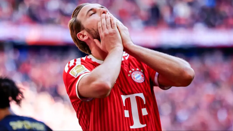 លោក Michael Owen ចាត់ទុក Harry Kane ជាខ្សែប្រយុទ្ធល្អបំផុតក្នុងប្រវត្តិសាស្ត្រអង់គ្លេស ប៉ុន្តែថារូបគេគិតខុសដែលផ្ទេរទៅ Bayern Munich