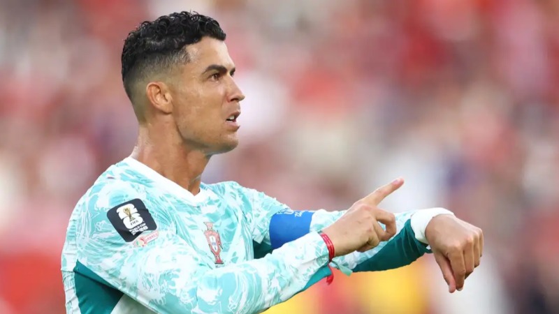Louis Saha ជឿជាក់ថា Cristiano Ronaldo មានកាយសម្បទាដូចមនុស្សយន្ត និងអាចលេងដល់ World Cup ២០៣០