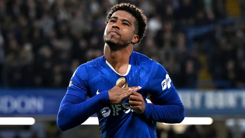 អតីតតារាឆ្នើមរបស់ Man Utd និង Chelsea បង្ហាញការសង្ស័យលើការទិញយក Andrey Santos ក្នុងតម្លៃ ៥០ លានផោន របស់ Manchester United