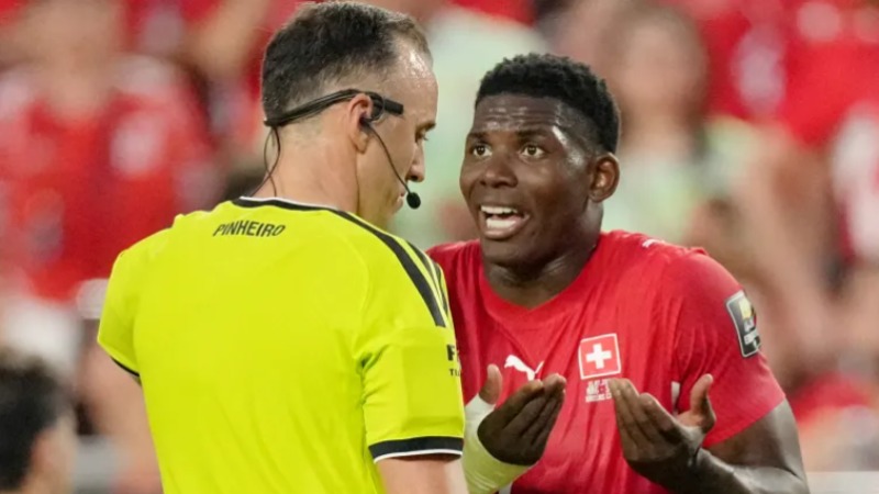 Breel Embolo ត្រូវបណ្តេញចេញទាំងទឹកភ្នែក ក្រោយ VAR បង្ហាញថាគេធ្វើពុតជាដួល ដើម្បីទាមទារបាល់ពិន័យពីអាជ្ញាកណ្តាល