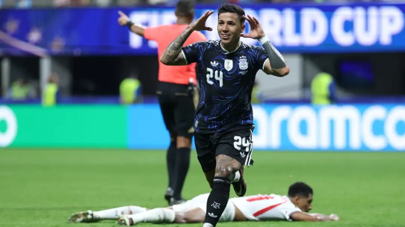Enzo Fernandez បង្កភាពចម្រូងចម្រាសខ្លាំងតាមរយៈការបង្ហោះឌឺដងដាក់ អង់គ្លេស ក្រោយ អាហ្សង់ទីន ឡើងទៅវគ្គផ្តាច់ព្រ័ត្រ World Cup រហូតធ្វើឱ្យ Chelsea ត្រូវលុបការបង្ហោះចោលវិញ