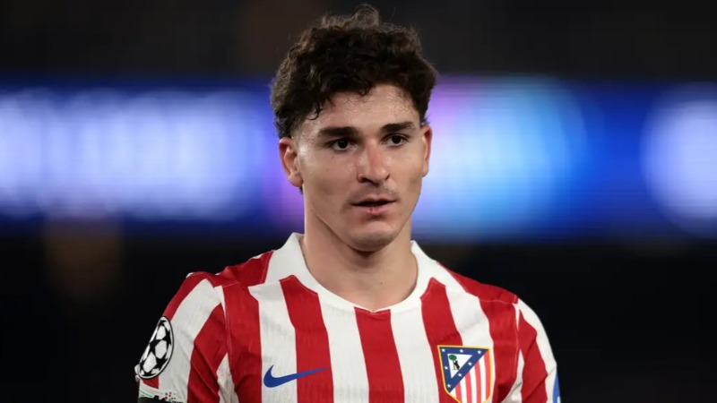 Atletico Madrid ប្រកាសជំហររឹងមាំថានឹងរក្សាទុក Julian Alvarez ទោះបីជាកីឡាកររូបនេះសុំចាកចេញ និងរងការដេញថ្លៃពី Barcelona ក៏ដោយ