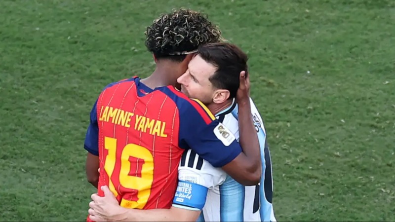 Lamine Yamal ចូលទៅលួងលោម Lionel Messi ដែលកំពុងខូចចិត្តយ៉ាងខ្លាំង ក្រោយអេស្ប៉ាញទម្លាក់អាហ្សង់ទីនគ្រងជើងឯក World Cup