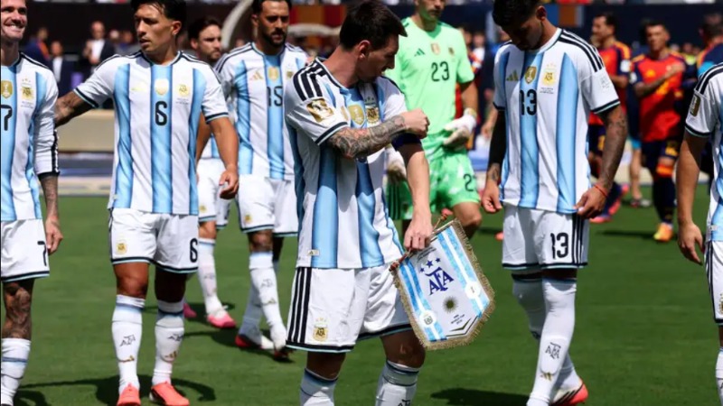 លោក Carlos Mac Allister បកស្រាយថា សាររបស់ Messi មុនវគ្គផ្តាច់ព្រ័ត្រគឺជាការណែនាំខាងយុទ្ធសាស្ត្រ មិនមែនជាវិបត្តិផ្ទៃក្នុងឡើយ